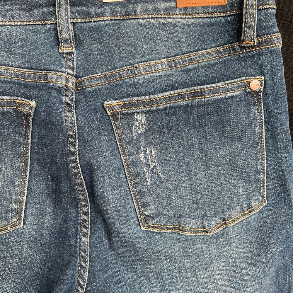 π π NWT Judy Blue Distressed Capri Fit Jeans | Size 5/27 - Picture 7 of 13